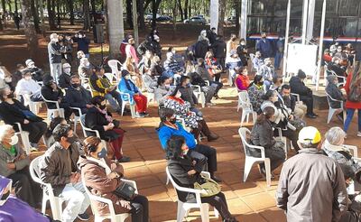 Decenas de adultos mayores esperan su turno para la aplicación de la vacuna en CDE.