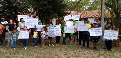 Un grupo de alumnos y padres de familia exigen al MEC devolver los rubros de docentes a la escuela José Dolores López, de la compañía Islerias, distrito de Isla Umbú.
