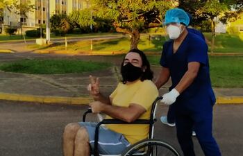Martín, saliendo del Hospital Nacional de Itauguá lunes 1 de febrero, luego de 30 días de internación con un pronóstico muy desalentador.