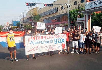 Un grupo de atletas e instructores se manifestaron el fin de semana frente a la SND. Buscan ser atendidos por la ministra Morales.