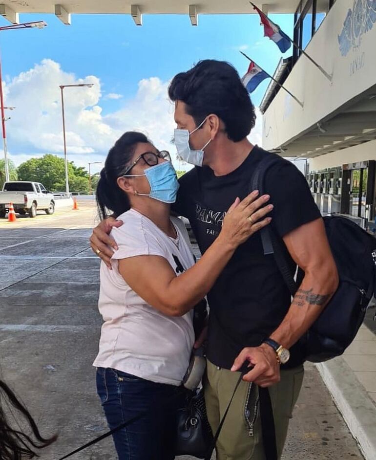 Puro amor. Doña Silvia y Nelson Haedo, abrazados y mirándose a los ojos. (Instagram/Nelson Haedo Valdez)