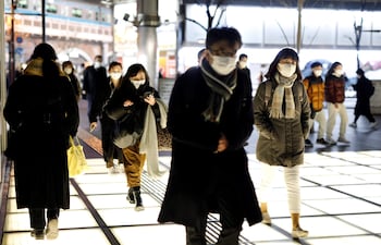 Viajeros en una estación de Tokio, Japón.