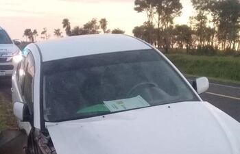 El automóvil quedó estacionado a un costado de la ruta luego del percance.