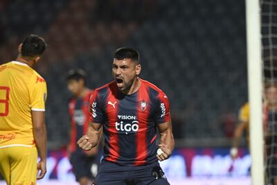 Juan Patiño celebra  con todas sus fuerzas el segundo gol de Cerro Porteño ante General Caballero de Juan León Mallorquín, que al final sirvió para el triunfo del Ciclón, que sigue con chances de pelear por el campeonato hasta la última fecha.