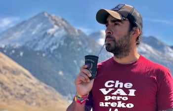 Gerardo Franco con su inseparable tereré en Altyn Arashan, Kirguistan.