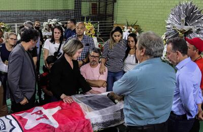 El presidente del Partido de los Trabajadores (PT) Gleisi Hoffmann asiste al funeral de Marcelo Arruda, líder del PT en Foz de Iguazú, en la frontera con Paraguay.