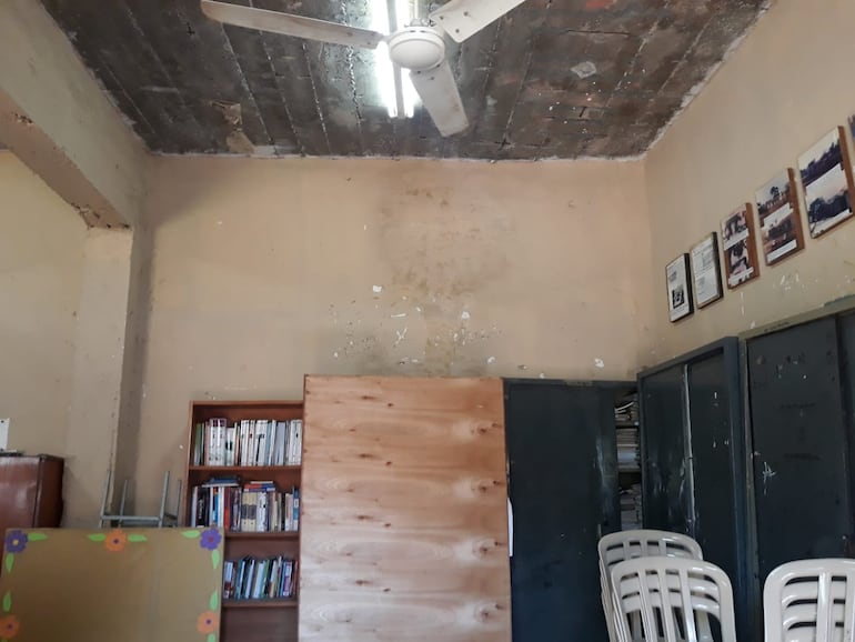 En la planta baja funcionan la biblioteca y la enfermería, que no pueden ser utilizadas por los estudiantes y docentes.