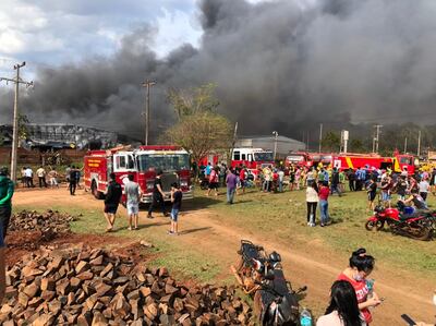 Bomberos de varias compañías están trabajando para sofocar el incendio.