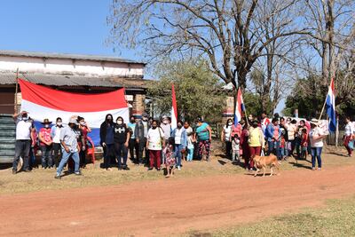 La comunidad educativa de Puerto Yvapovo se moviliza para exigir aulas y merienda escolar.