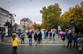 Un grupo de personas espera en fila para realizarse una prueba de coronavirus a nivel nacional en Bratislava, Eslovaquia.