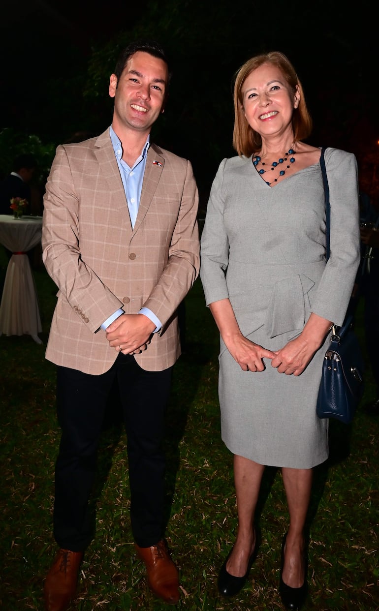 Sebastian Lorenzini y Doris Román.