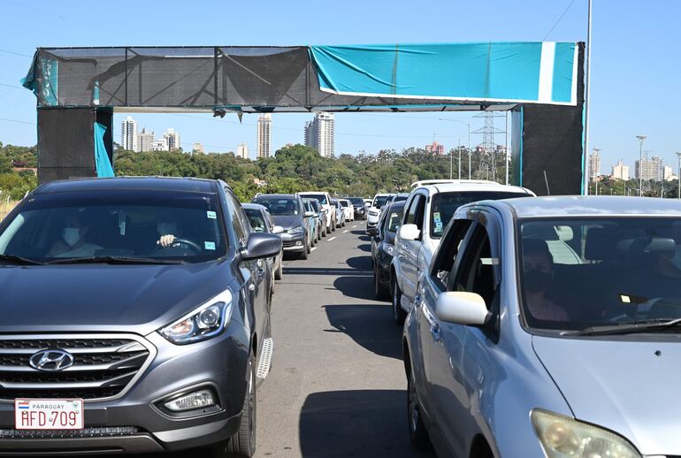 Largas filas de automóviles en los autovac habilitados, fueron la constante durante los últimos días de vacunación. 