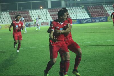 Digno González festeja su tanto con Fernando Caballero, el que le dio el triunfo al 3 de Febrero, ayer ante el “Rayadito”. @ca3f1970