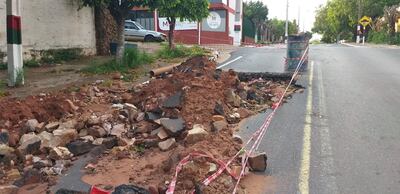 Así está la calle Humaitá desde hace más de un año. Los conductores transitan en contramano por culpa del cráter.