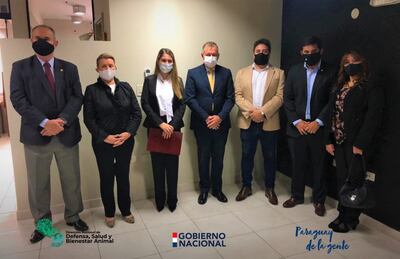 Hugo Idoyaga, Maris Llorens; la directora de Bienestar Animal,Tereza Alvarez; el ministro, Santiago Bertoni, José Carlos Martin, Dora Ñuñez, entre otros.