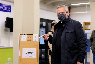 El presidente de Argentina Alberto Fernández vota durante las elecciones legislativas en Argentina.