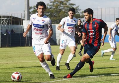 Dos experimentados se cruzan detrás de la pelota, el capitán albo Cristian Riveros y José Ortigoza.