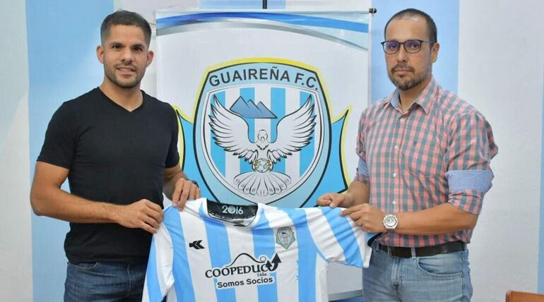 Juan José Aguilar Orzuza, con el titular de Guaireña FC.