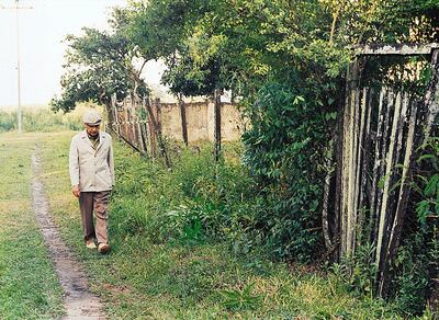 El escritor Augusto Roa Bastos viaja hacia Iturbe en el documental “El portón de los sueños”.
