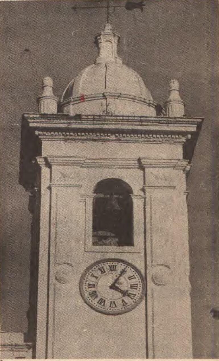 Reloj de la torre de la Catedral Metropolitana con la hora oficial paraguaya.
