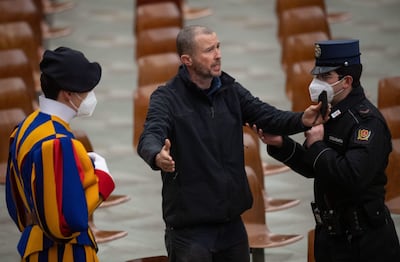 Un hombre irrumpe en la sala de audiencia general del Papa Francisco. A gritos le realiza reclamos.