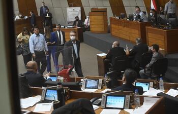 Diputados se retiran para dejar sin quorum la sesión en que se trata el juicio político a Sandra Quiñónez.