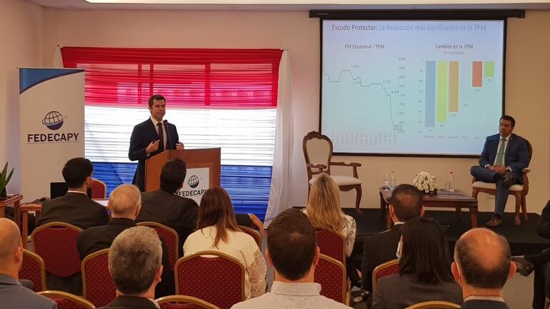 José Cantero, titular del BCP durante su presentación ante empresarios de Fedecapy en la Cámara de Comercio Paraguayo Americana
