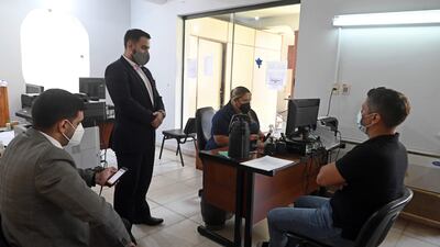 Blas Vera, sentado, declarando en compañía de sus dos abogados ante la asistente de la fiscala Rosa Noguera.