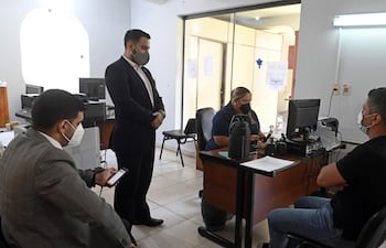 Blas Vera, sentado, declarando en compañía de sus dos abogados ante la asistente de la fiscala Rosa Noguera.