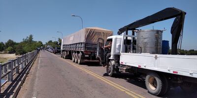 Larga fila de vehículos estuvieron varados en el puente sobre el río Tebicuary a raíz del cierre de ruta PY01 en el kilómetro 161, en Villa Florida.