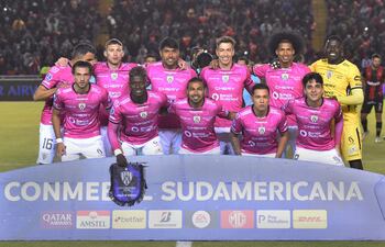 AMDEP6494. AREQUIPA (PERÚ), 25/09/2022.- Jugadores de Independiente del Valle (IDV) posan en un partido de las semifinales de la Copa Sudamericana ante Melgar, el 7 de septiembre de 2022, en el estadio Monumental de la UNSA en Arequipa (Perú). La edición 21 de la Copa Sudamericana entregará este sábado en la ciudad argentina de Córdoba, escenario de la final entre Sao Paulo e Independiente del Valle, el botín más jugoso de su historia al campeón: 5 millones de dólares, que se suma a los distintos premios otorgados a lo largo de la competencia. EFE/José Sotomayor