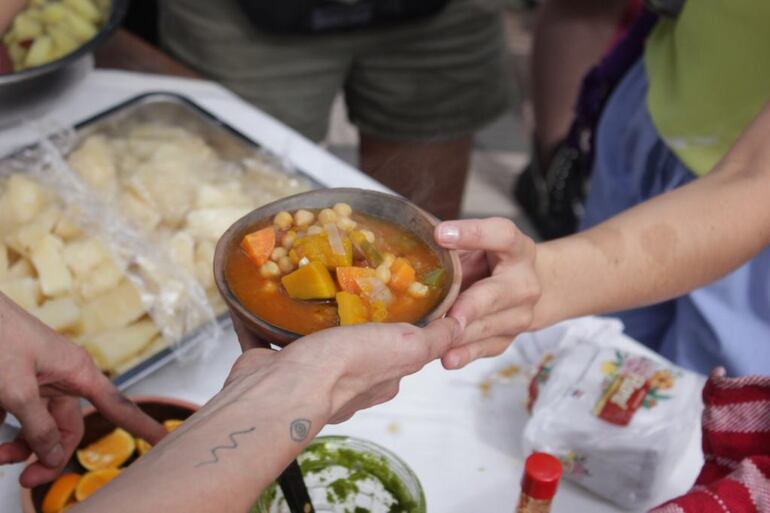 En la primera actividad se elaboraron cuencos de cerámica y lo vendían con una porción de estofado de garbanzos realizado en olla de barro.
