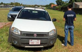 La camioneta hurtada fue encontrada abandonada en un terreno baldío.