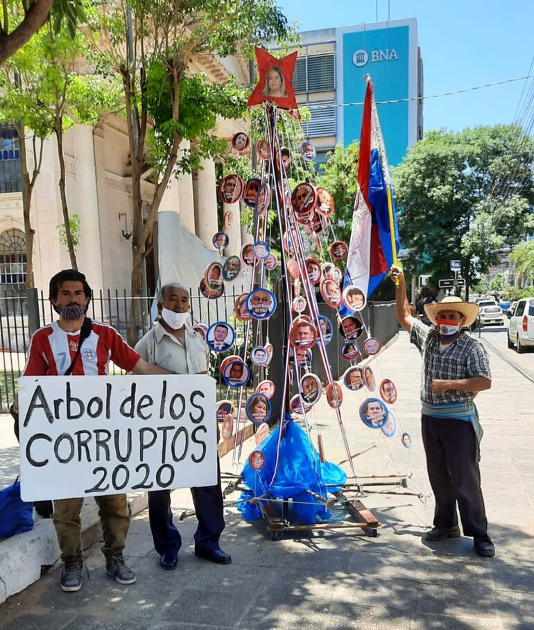 Los ciudadanos autoconvocados quisieron dejar el árbol frente al Panteón de los héroes pero la policía no les permitió porque otros podrían realizar desmanes.
