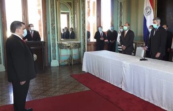 Juramento de Julio Borba como ministro de Salud.