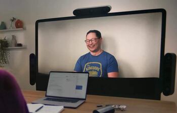 Dos personas en una videoconferencia. Una "ventana mágica" que con ayuda de la inteligencia artificial (IA) permite que las personas que se conecten por videoconferencia tengan la sensación de estar en la misma habitación, ya que pese a verse por una pantalla se apreciarán a tamaño real, con volumen y con profundidad.