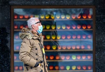 Un hombre con mascarilla camina por el centro de Moscú, Rusia.