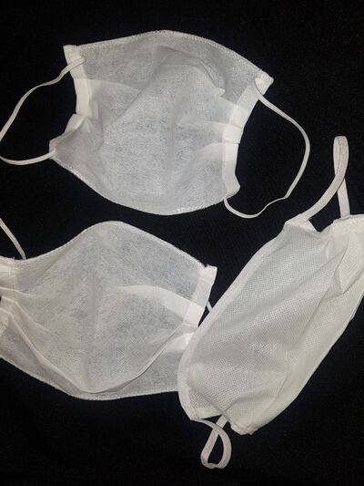 Tapabocas de tela TNT simple.