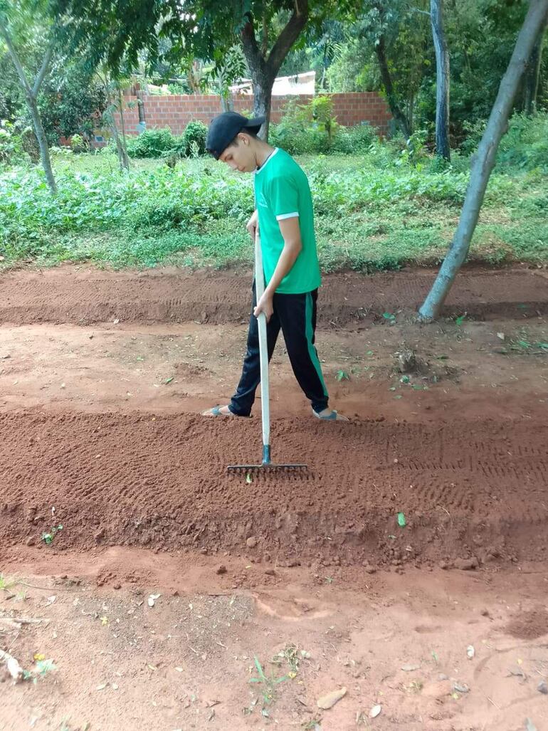 La preparación de suelo para las huertas queda a cargo de los estudiantes.