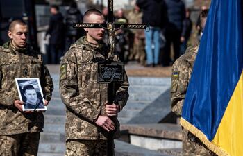 Soldados ucranianos despiden a un compañero de combare en el marco de un funeral público en Lviv, Ucrania.