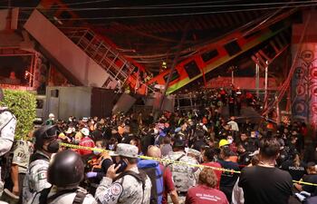 MEX782. CIUDAD DE MÉXXICO (MÉXICO), 04/05/2021.- Vista general del colapso de unos vagones del metro esta noche, en la Ciudad de México (México). Al menos 15 personas murieron y otras 70 resultaron heridas al desplomarse en la noche de lunes un puente de la vía elevada de la línea 12 del Metro de Ciudad de México entre la estación Olivos y Tezonco sobre el que circulaba un tren con varios vagones. EFE/ Carlos Ramírez