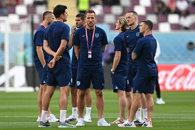 El defensor de Inglaterra #06 Harry Maguire (C) se para junto con sus compañeros de equipo en el campo antes del inicio del partido de fútbol del Grupo B de la Copa Mundial de Qatar 2022 entre Inglaterra e Irán en el Estadio Internacional Khalifa en Doha el 21 de noviembre de 2022.