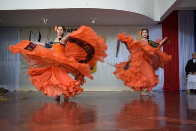 Estudiantes festejaron el Día del Folclore paraguayo en Luque.
