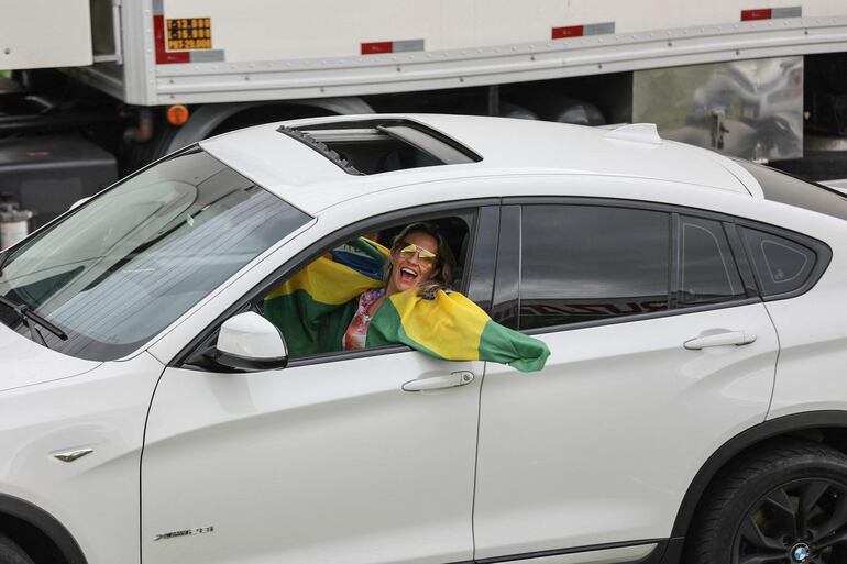 Brasileña exhibe su bandera tras el triunfo de Lula.