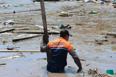 Un rescatista trabaja en una zona inundada de la provincia de Maguindanao, Filipinas.