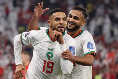 Youssef En-Nesyri (i) festeja con Sofiane Boufal tras anotar el segundo gol de Marruecos.