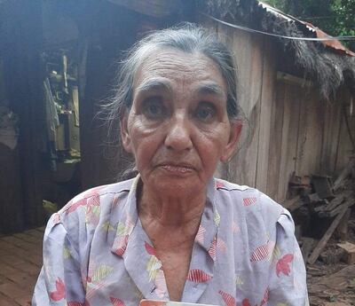 Mujer con hijo enfermo reclama cobro de pensión alimentaria de adultos mayores.