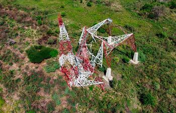 Vista área de la torre de alta tensión, de 220.000 voltios, que colapsó el pasado miércoles a las 21:40 aproximadamente, en la margen derecha del río Paraguay, frente al destacamento de la Armada Nacional, ubicada en Puerto Sajonia.