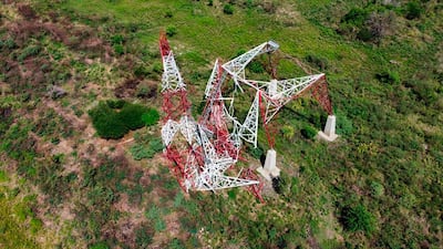 Vista área de la torre de alta tensión, de 220.000 voltios, que colapsó el pasado miércoles a las 21:40 aproximadamente, en la margen derecha del río Paraguay, frente al destacamento de la Armada Nacional, ubicada en Puerto Sajonia.