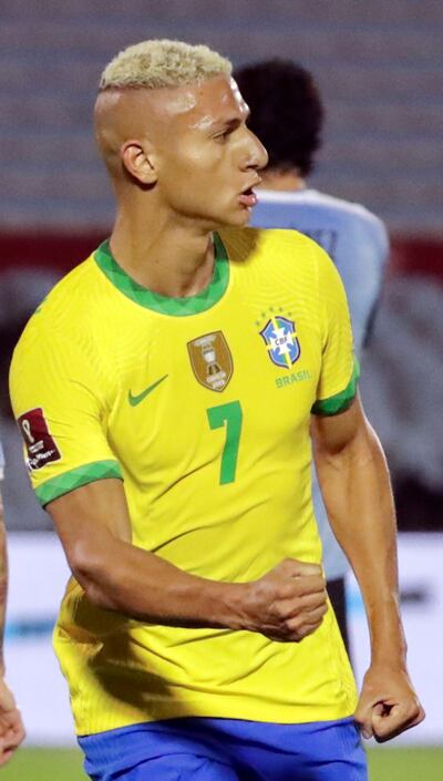 Richarlison festeja con puños cerrados su cosecha, el segundo gol de Brasil, anoche contra Uruguay. (AFP)